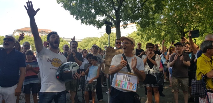 “Governo nazista, non siamo capre”: il popolo No green pass scende in piazza