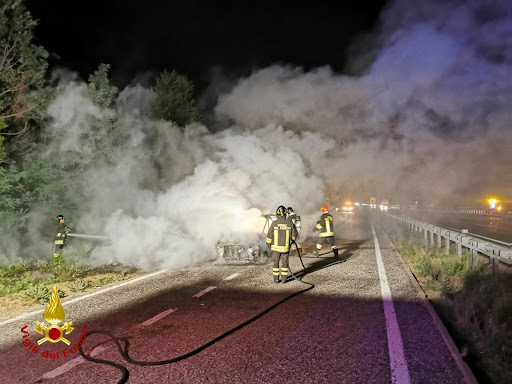 Felizzano, automobile prende fuoco mentre viaggiava lungo l’A21