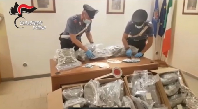 Torino: sequestrati 31 chili di marijuana da un tir e arrestate 3 persone