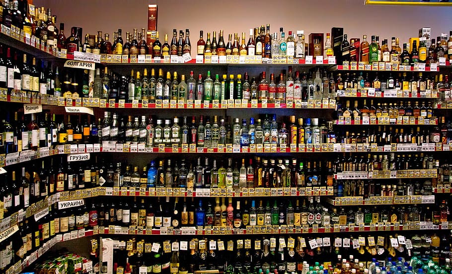 Ladri dell’alcol in azione, rubano da un supermercato 19 bottiglie di superalcolici