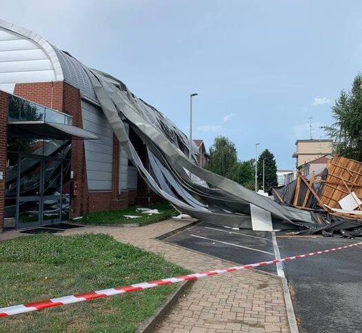 Vercelli, vento forte scoperchia tetto della palestra Bertinetti