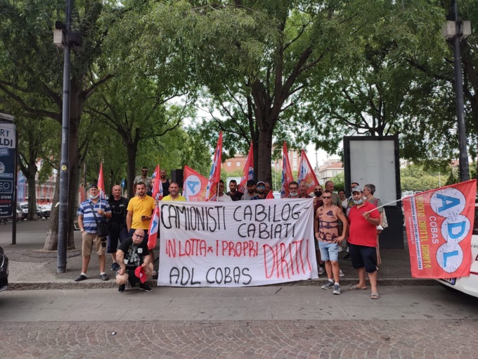 I lavoratori di Cabilog Cabiati davanti alla Prefettura: saltata trattativa sindacale