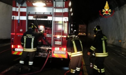Tir in fiamme sulla A10: altra mattinata di caos sulle strade genovesi