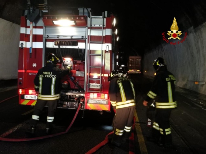 Tir in fiamme sulla A10: altra mattinata di caos sulle strade genovesi