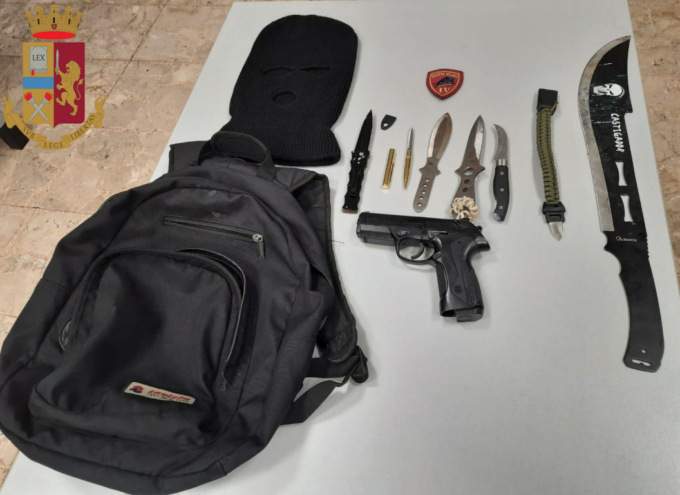 Genova: va in giro con pistola e coltelli, denunciato