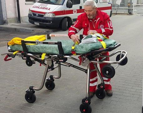 Tenta la fuga dalla polizia, si schianta e muore