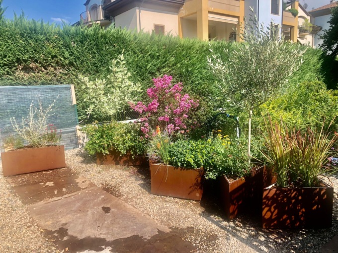 Sei nuove “panchine fiorite” allestite nel centro cittadino