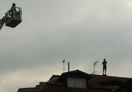 Sui tetti per sfuggire alla notifica della Polizia
