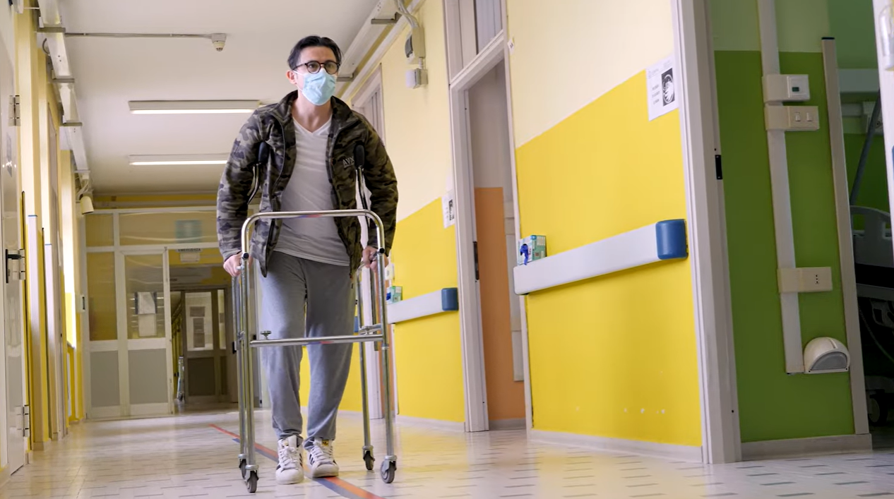 La forza di non mollare: dopo tre interventi chirurgici alle gambe, Carlo potrà tornare a camminare