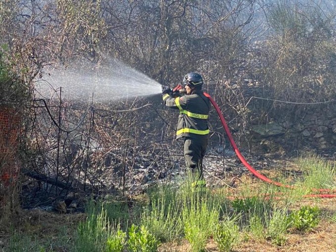 Alessandria, fumo nell’area ex Villaggio Profughi. Accorsa una squadra dei Vigili del Fuoco