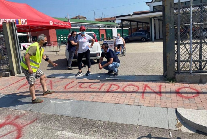 Scritte e simboli No Vax davanti all’hub di Moncalieri