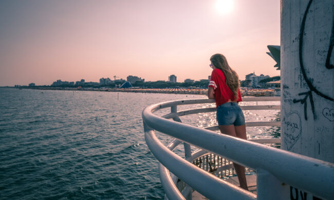 Si barricano in casa per sfuggire al padre della ragazza violentata in casa: tra loro un alessandrino