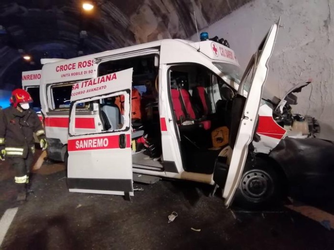A10, sei feriti gravi dopo scontro tra auto e ambulanza