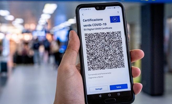 Il governo stringe sui dissidenti: o green pass o fuori dal lavoro