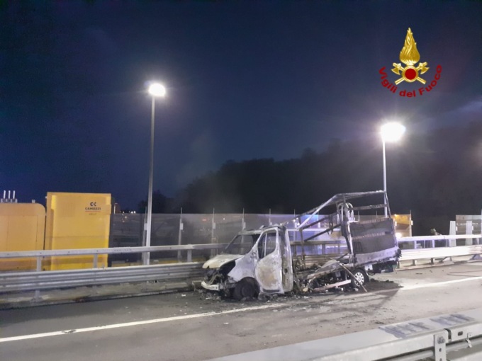 Genova: furgone in fiamme su ponte San Giorgio, viadotto chiuso e riaperto