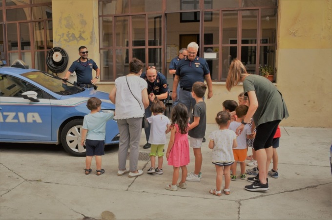 I piccoli del baby parking “Il Girasole” di Casale in visita al Commissariato di Polizia