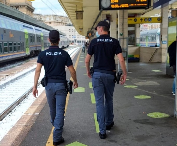 Bloccava treni in corsa tra Piemonte e Liguria azionando il freno d’emergenza, arrestato