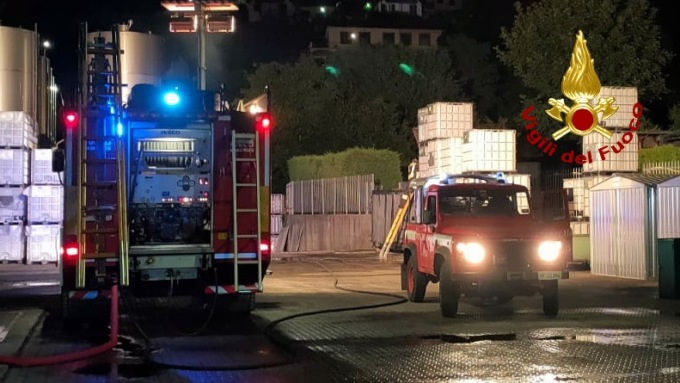 A fuoco container nella notte a Casella, l’intervento dei Vigili del Fuoco