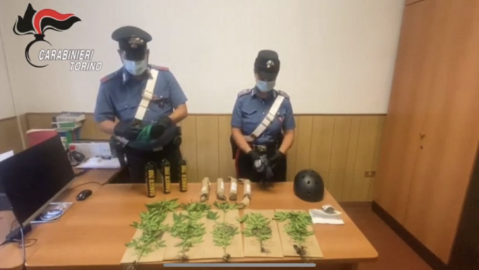 Manomette 7 artifizi pirotecnici ad alto contenuto esplosivo: arrestato