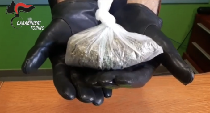 Torino: arrestato pusher in possesso di cocaina, marijuana e hashish