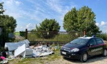 Usavano il furgone del lavoro per scaricare i mobili di casa vicino ad un'ex discarica