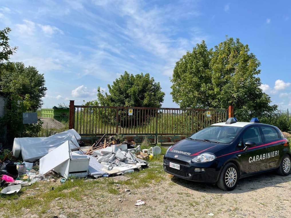 Usavano il furgone del lavoro per scaricare i mobili di casa vicino ad un’ex discarica