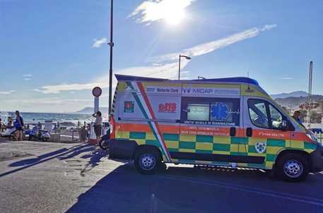 Bagnino rischia di annegare per portare in salvo due ragazzi