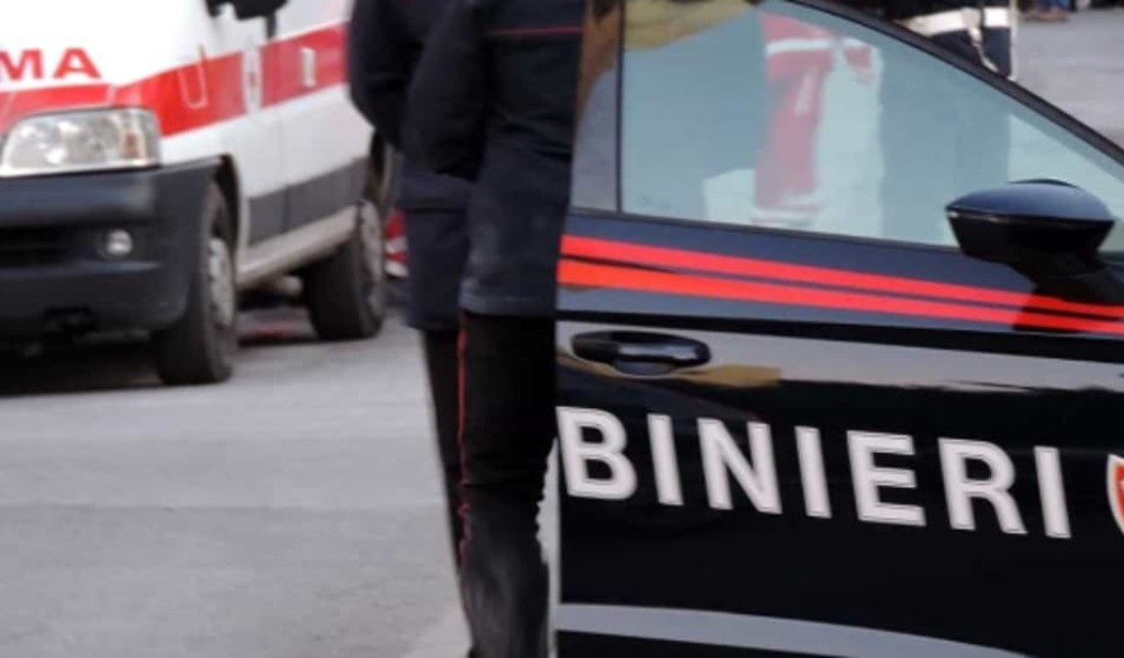 Auto si schianta contro un muro