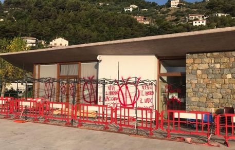 Imperia: deturpato con scritte no vax il centro vaccinale di Camporosso