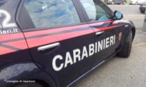 Aggredisce e tenta di rubare una pistola ai carabinieri nel centro di Alessandria: arrestato