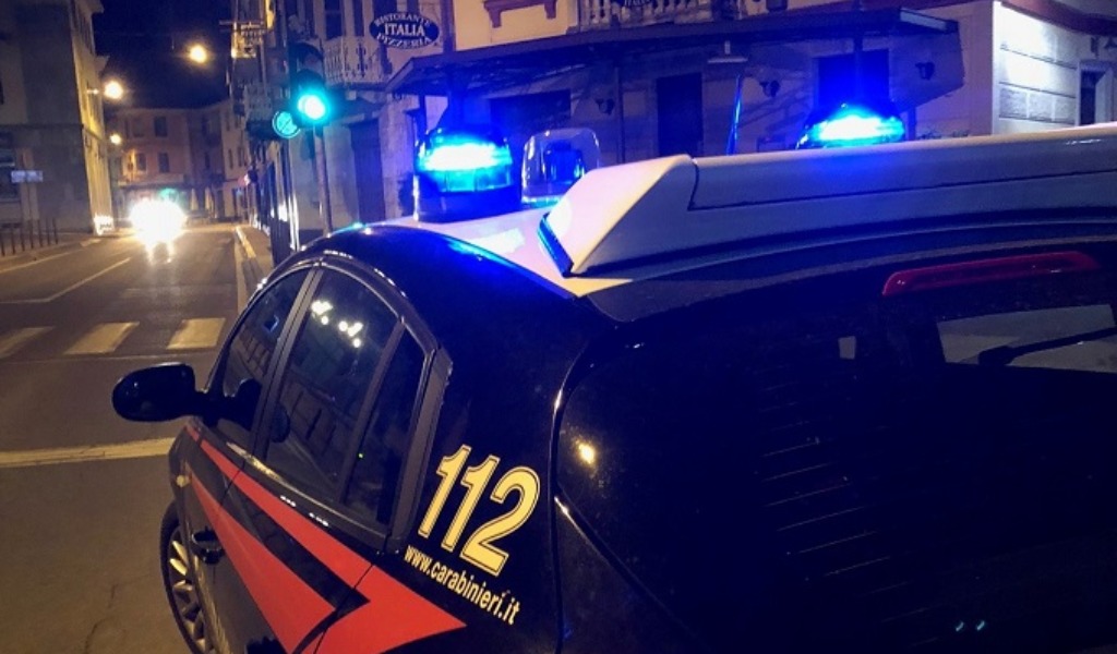 Ubriaco, dà in escandescenza davanti alla caserma dei carabinieri: voleva solo “parlare” col sindaco