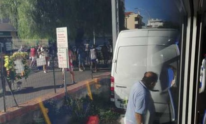 Travolto furgone da un treno regionale, nessun ferito