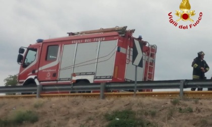Tortona: camion si ribalta lungo la A7, sul posto i Vigili del Fuoco
