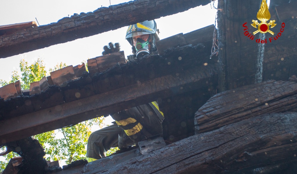 Incendio a Voltaggio: completamente in fiamme il tetto di un’abitazione
