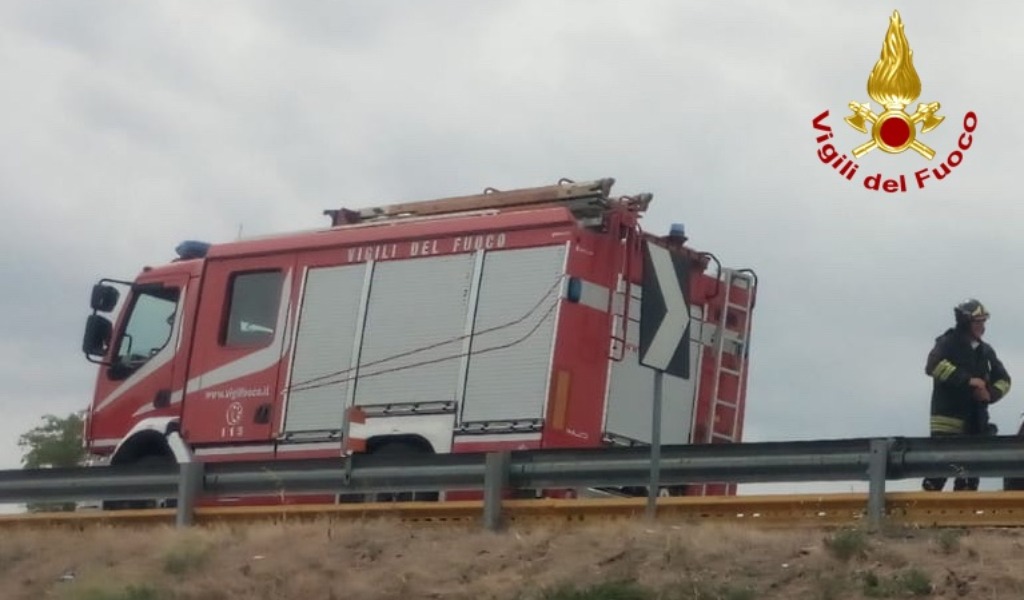 Mezzo pesante fuori strada sulla A7, conducente elitrasportato in ospedale