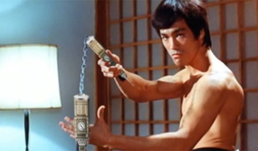 I ragazzi fanno troppo rumore, esce di casa e li minaccia con un “nunchaku”