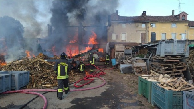 Valmacca, grave incendio in un cascinale