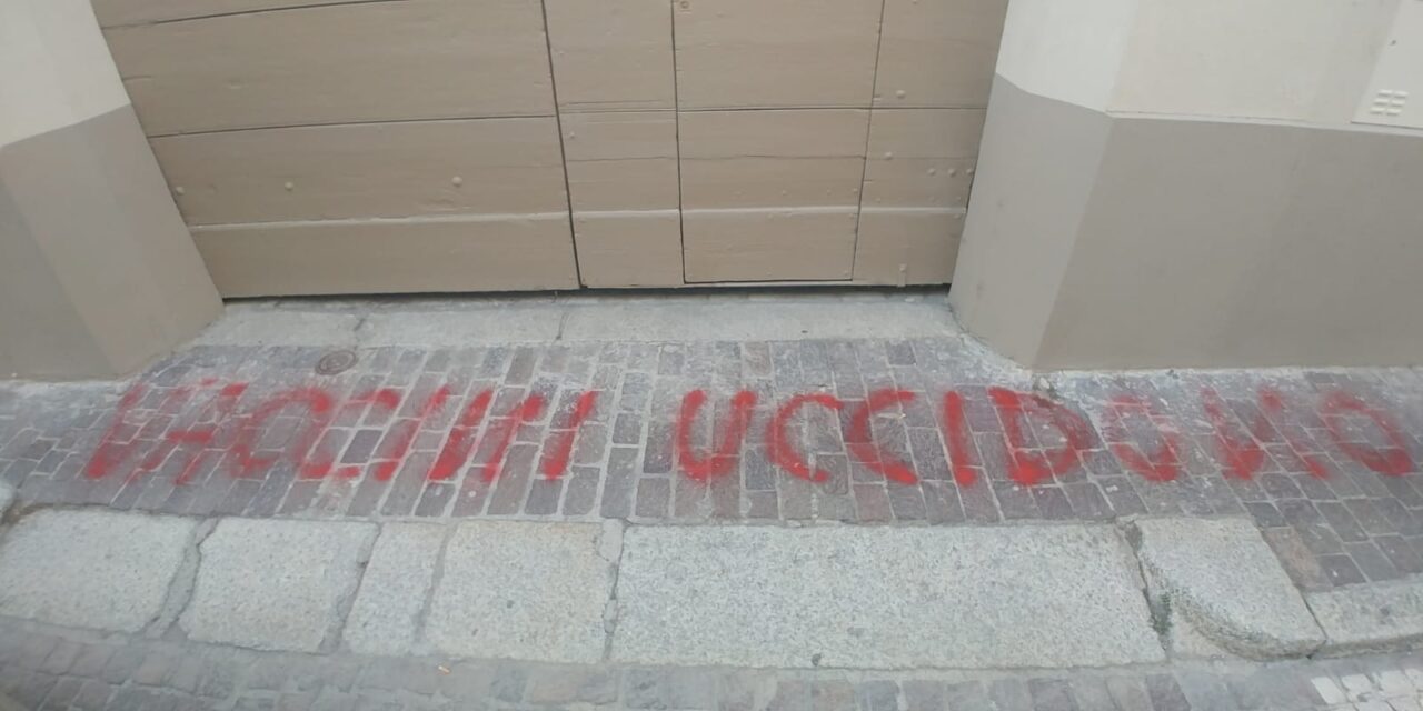 Atto No-Vax a Pontecurone: “I vaccini uccidono!” scritto davanti all’hub vaccinale