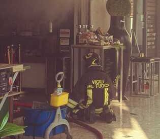 Torino, in fiamme locale sotto i portici di via Po