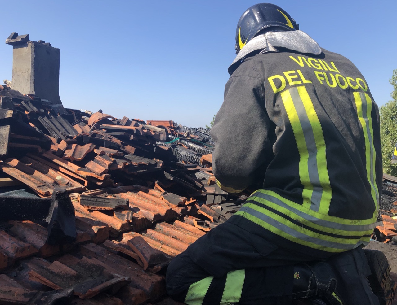 A fuoco il tetto di una casa: arrivano i Vigili del Fuoco
