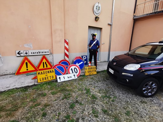 Minorenne nascondeva in casa una pianta di marijuana e 16 cartelli stradali
