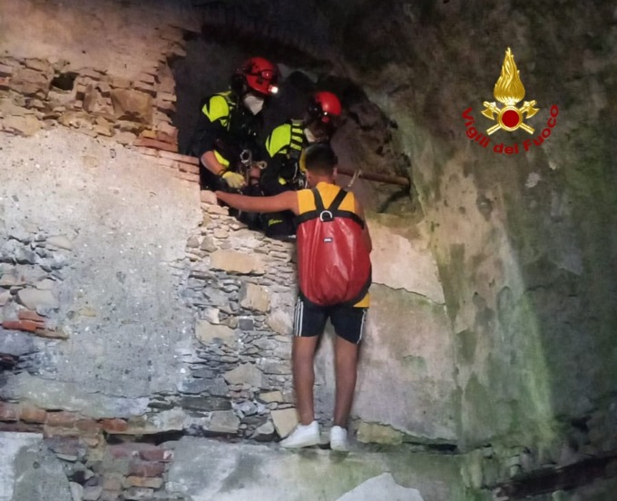 Genova: prova una scalata ma non riesce più a scendere, intervengono i pompieri