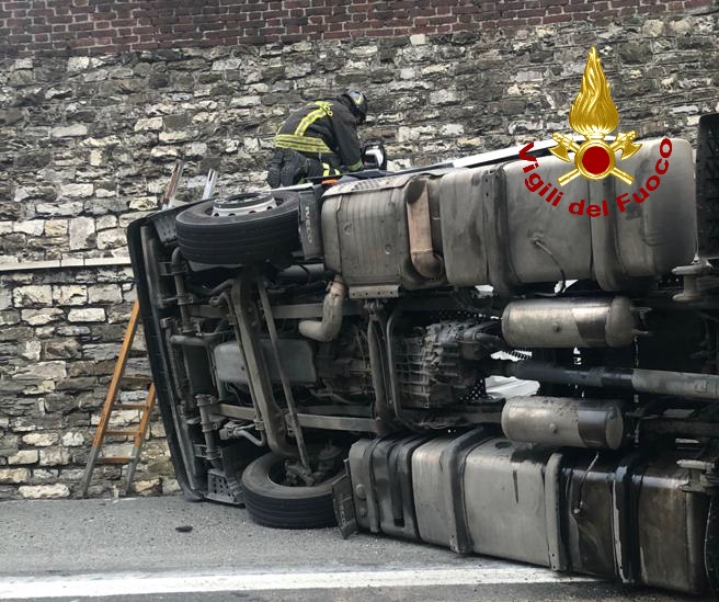 Busalla: grave incidente su A7, illeso il conducente di un mezzo pesante