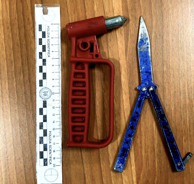 Sorpreso con un martelletto frangivetro e un coltello a farfalla: denunciato dalla Polfer di Genova Principe