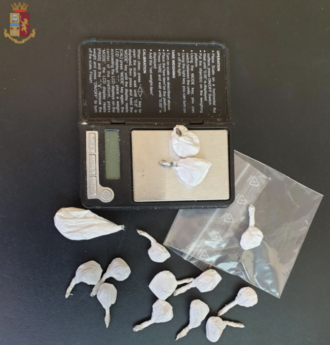 Genova: dipendente di una ditta di pulizie spaccia negli stabili in cui lavora, denunciato