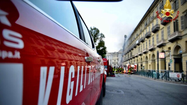 Leinì, a fuoco nella notte un capannone industriale