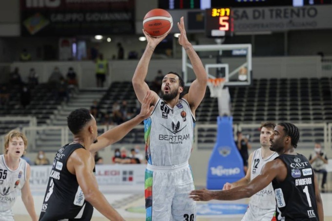 Derthona Basket, sconfitta a testa alta contro la Virtus Bologna in Supercoppa