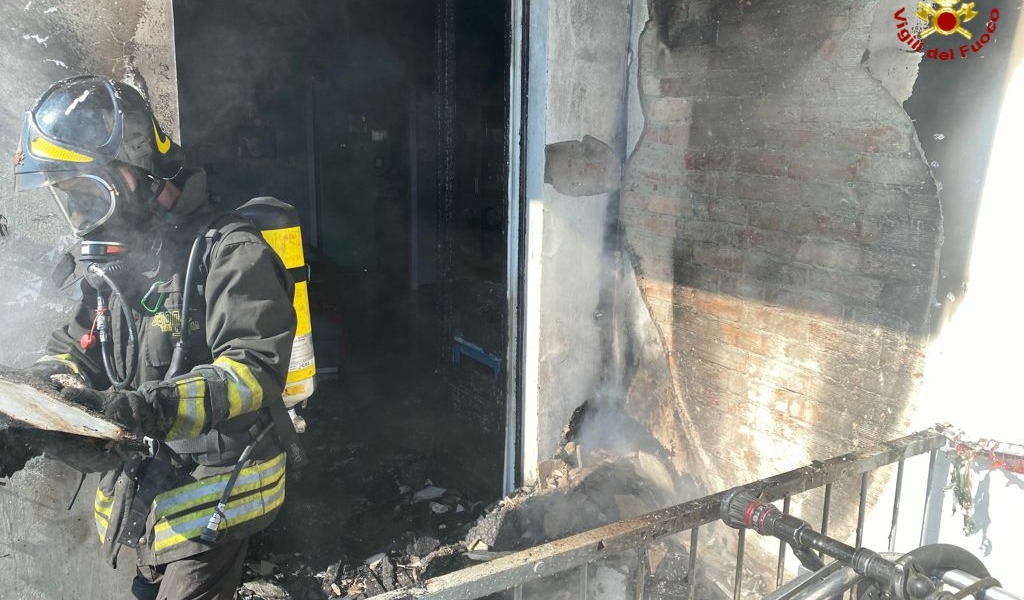 Le foto dell’incendio in un alloggio di Nizza Monferrato, 4 persone evacuate