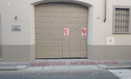 Pontecurone: imbrattato l'ingresso del centro vaccinale