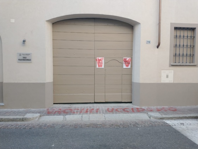 Pontecurone: imbrattato l’ingresso del centro vaccinale